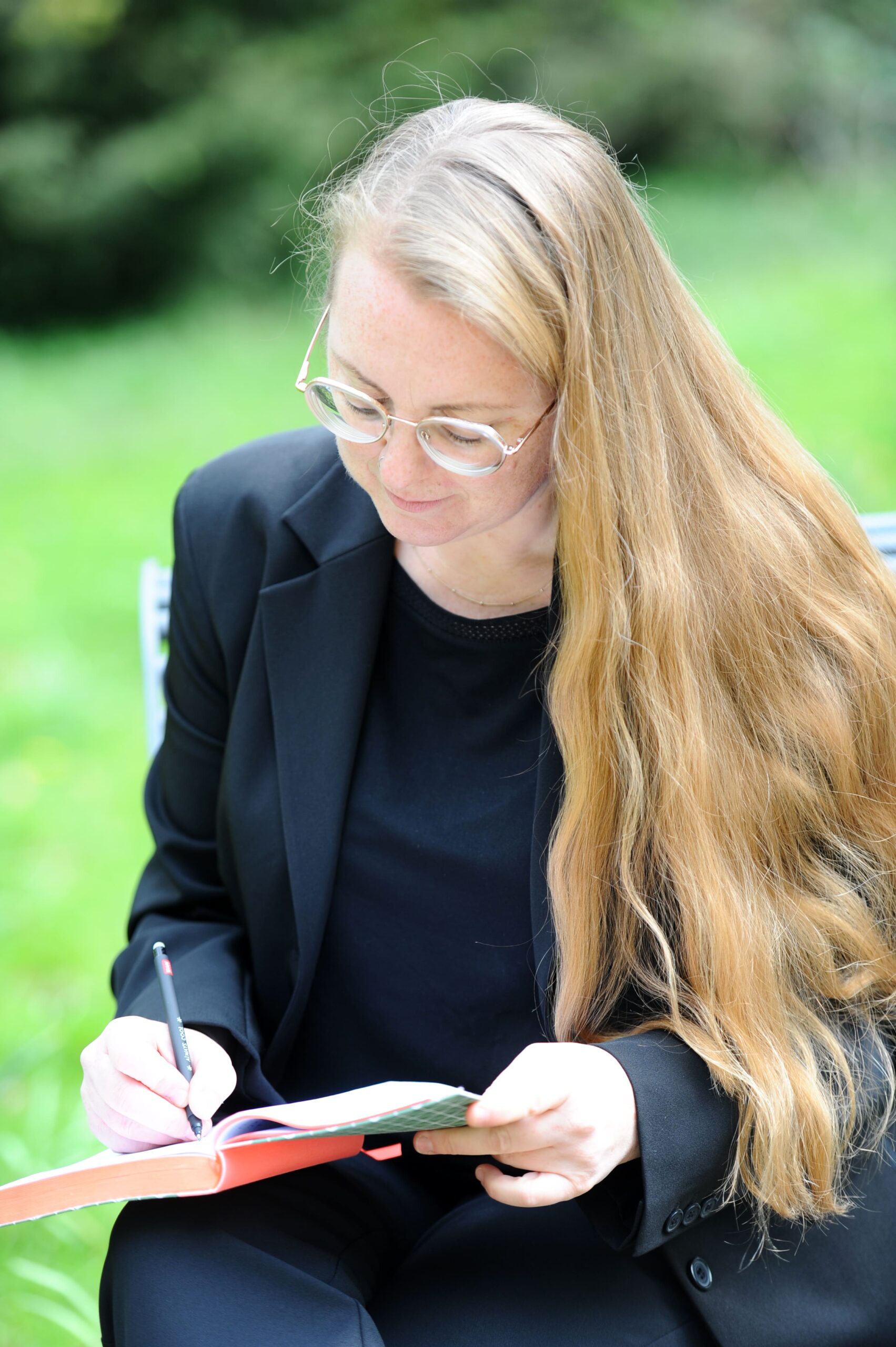 Nathalie mit Stift und Buch Startseite