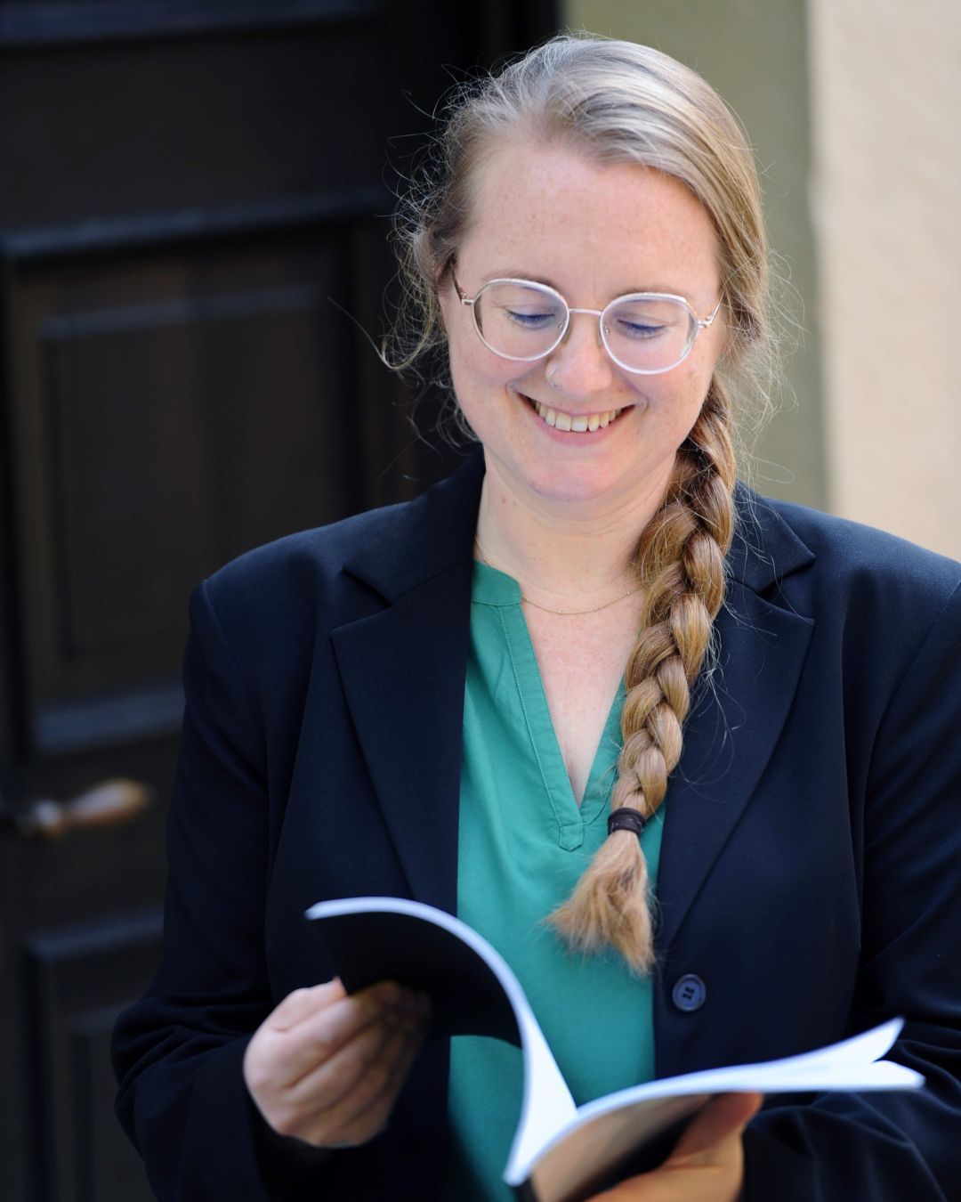 Nathalie mit Heft Über mich