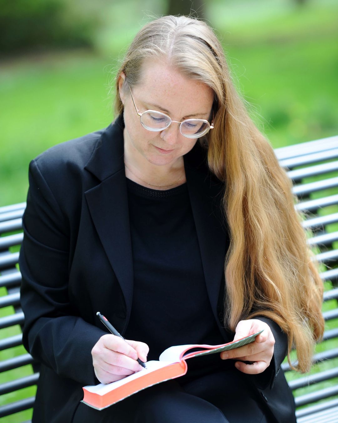 Nathalie mit Notizbuch Angebot