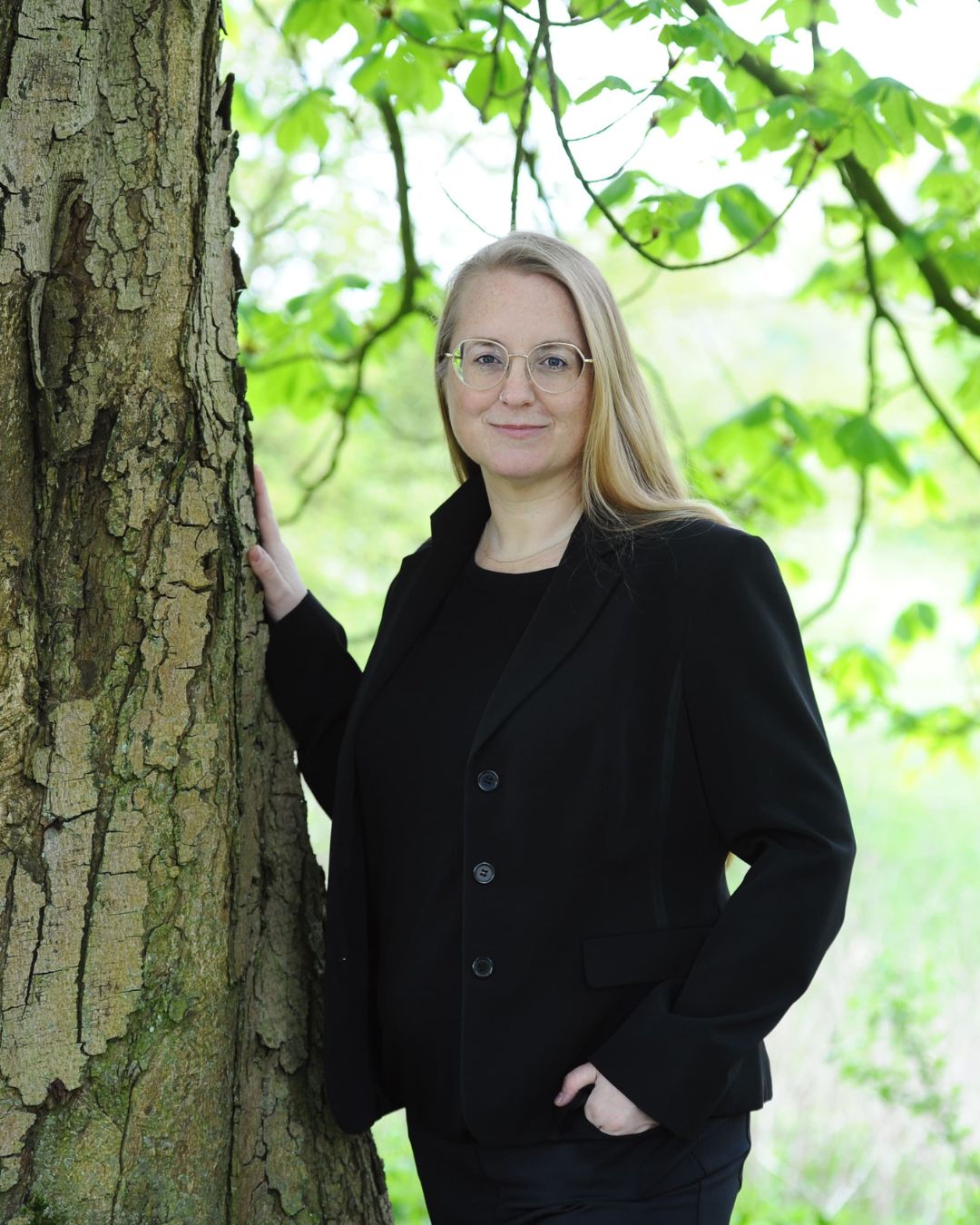 Nathalie neben Baum Über mich