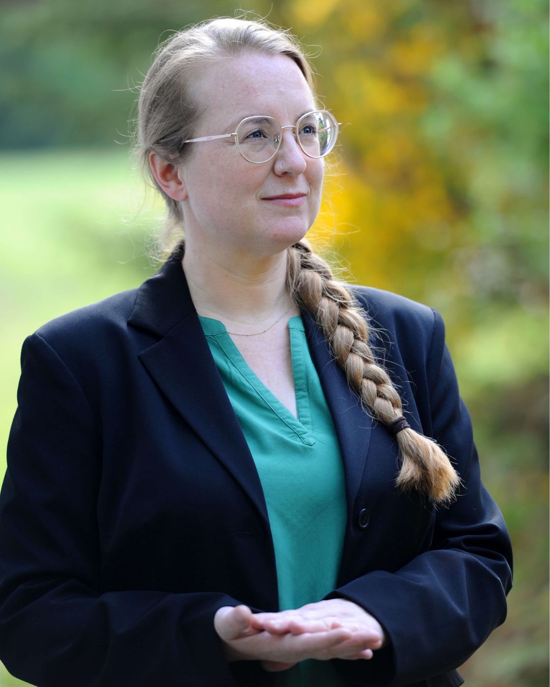 Nathalie zur Seite schauend Startseite